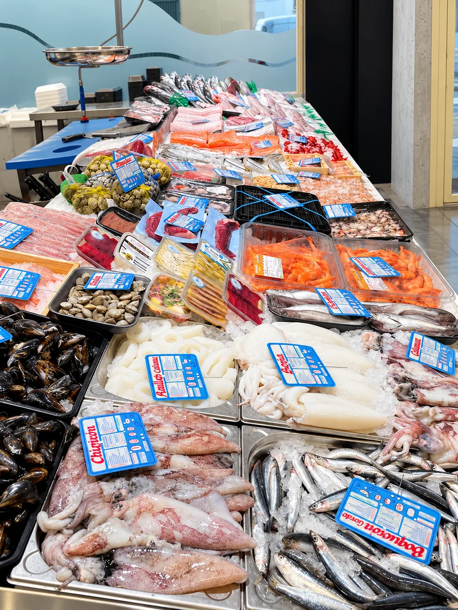 Calamares, mejillones y pescado fresco